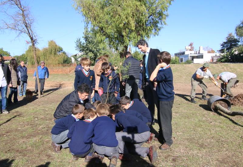 PLANTACIÓN ÁRBOLES EN EL PARQUE PÚBLICO DEL PUERTO DE SAN ISIDRO