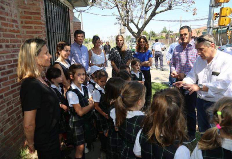Plantación de árboles en la calle Uruguay, Municipio de San Isidro