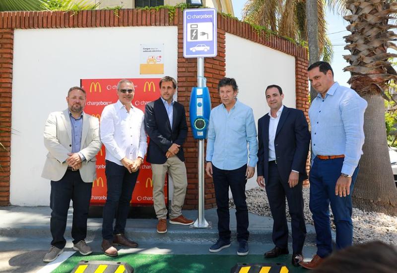 ESTACIÓN DE CARGA PARA AUTOMÓVILES ELÉCTRICOS ESTACIÓN DE CARGA PARA AUTOMÓVILES ELÉCTRICOS