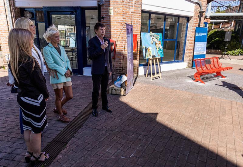 banco rojo en el tren de la costa GP