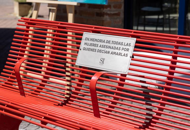 banco rojo en el tren de la costa