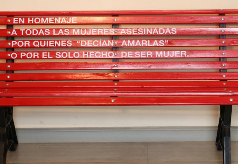Nuevo banco rojo contra la violencia de género en San Isidro