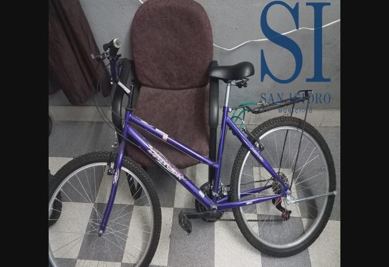 ROBARON DOS BICICLETAS, LOS SIGUIERON CON LAS CÁMARAS Y TERMINARON DETENIDOS