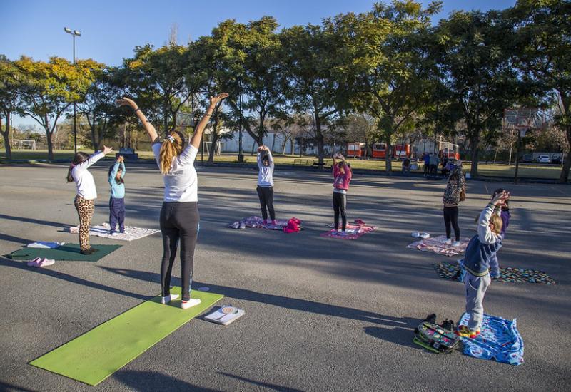 Clases de yoga en los campos de deporte Clases de yoga, san isidro, campos de deportes