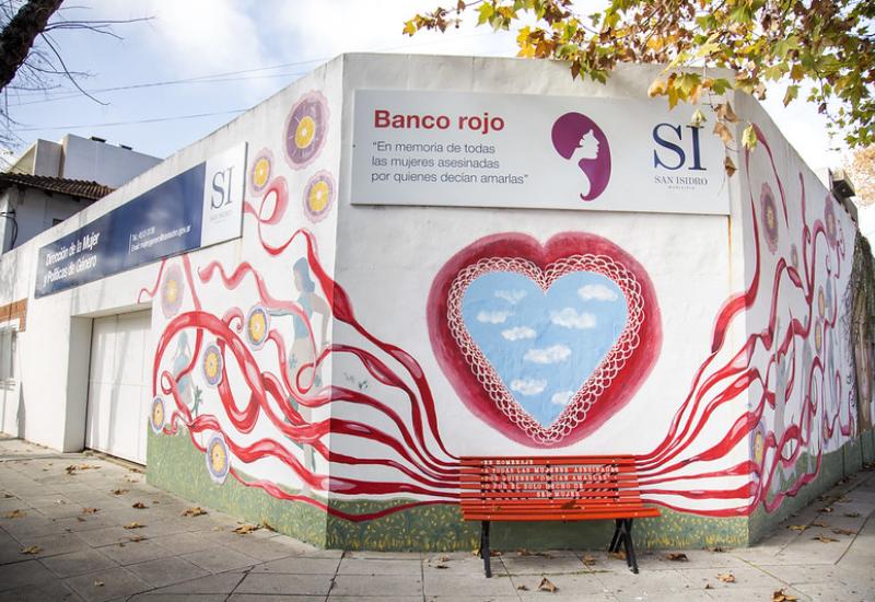 BANCO ROJO MUJER SAN ISIDRO