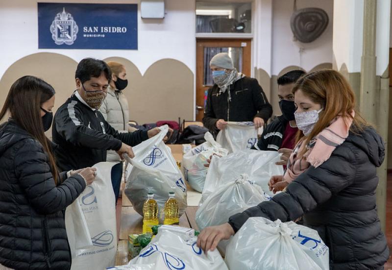 ENTREGA DE ALIMENTOS EN LA ESCUELA MALVINAS ARGENTINAS