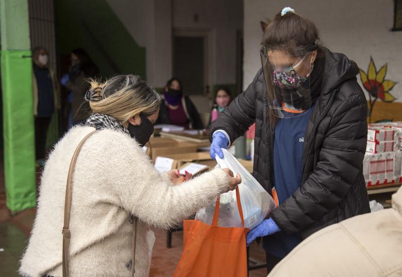  ALIMENTOS Y MATERIAL DIDÁCTICO EN ESCUELA SANTO DOMINGO SAVIO