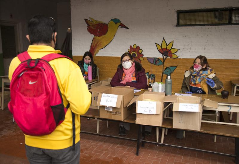  ALIMENTOS Y MATERIAL DIDÁCTICO EN ESCUELA SANTO DOMINGO SAVIO