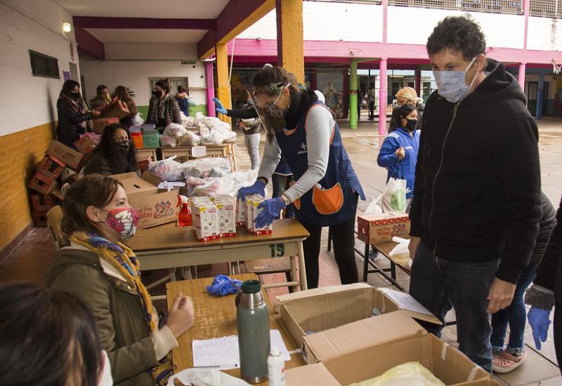  ALIMENTOS Y MATERIAL DIDÁCTICO EN ESCUELA SANTO DOMINGO SAVIO