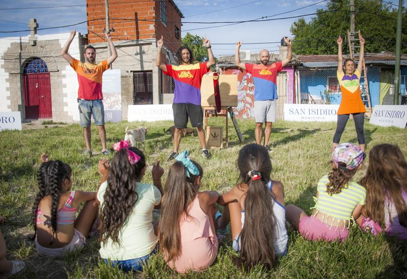 LOS CHICOS DEL BARRIO LA CAVA DISFRUTARON CON LA OBRA “VALOR EN VEREDA”