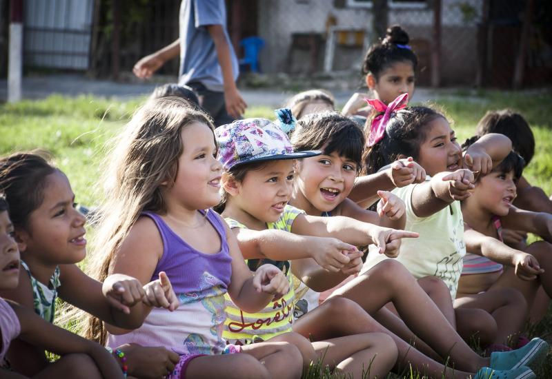 LOS CHICOS DEL BARRIO LA CAVA DISFRUTARON CON LA OBRA “VALOR EN VEREDA”