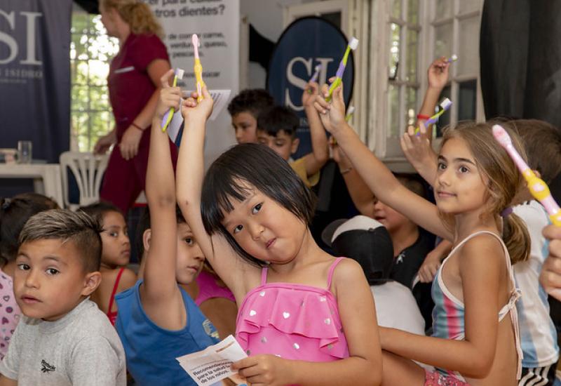 NIÑOS Y NIÑAS APRENDEN A TENER DIENTES SANOS 