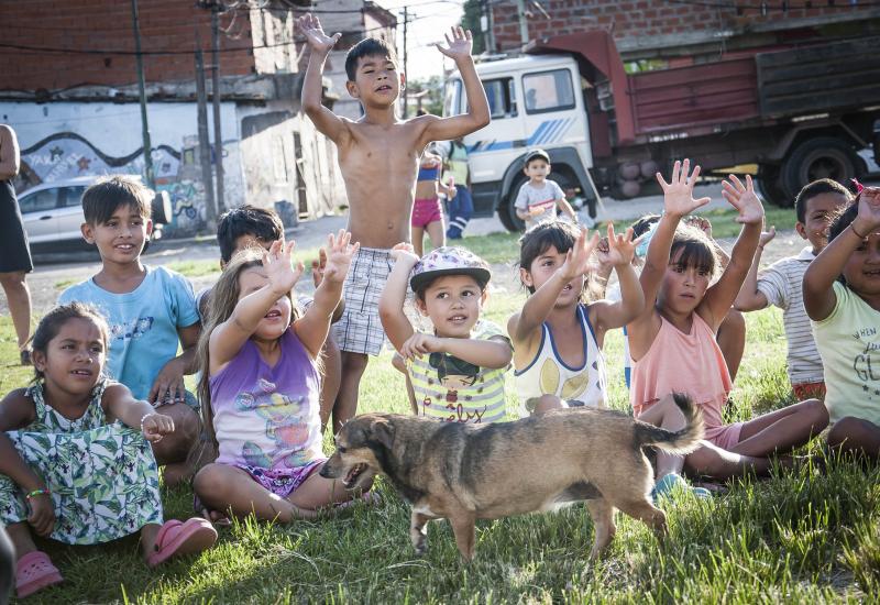 LOS CHICOS DEL BARRIO LA CAVA DISFRUTARON CON LA OBRA “VALOR EN VEREDA”