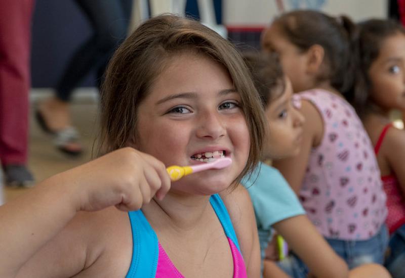NIÑOS Y NIÑAS APRENDEN A TENER DIENTES SANOS 
