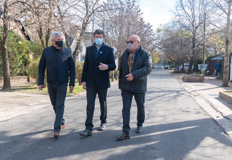 Pavimiento nuevo en las lomas de san isidro, obras publicas, obras, mejoras, calles, pavimento, san isidro