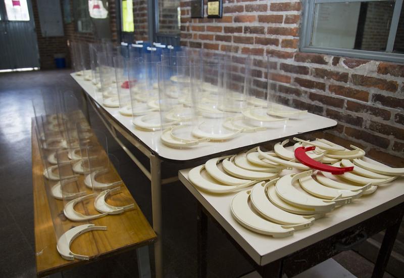 DOCENTES DONAN MÁSCARAS 