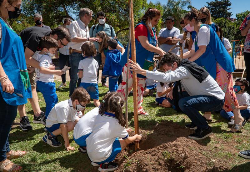 ALUMNOS DEL COLEGIO 20 DE JUNIO PLANTARON UN ÁRBOL ALUMNOS DEL COLEGIO 20 DE JUNIO PLANTARON UN ÁRBOL