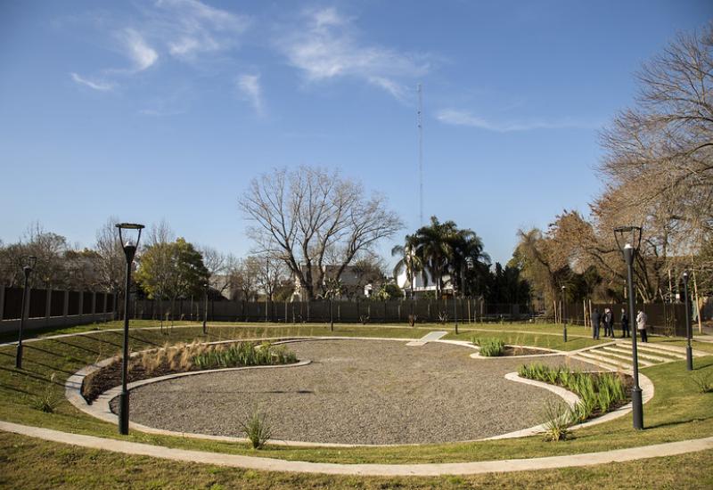 NUEVA PLAZA QUE FUNCIONA COMO RESERVORIO EN BECCAR