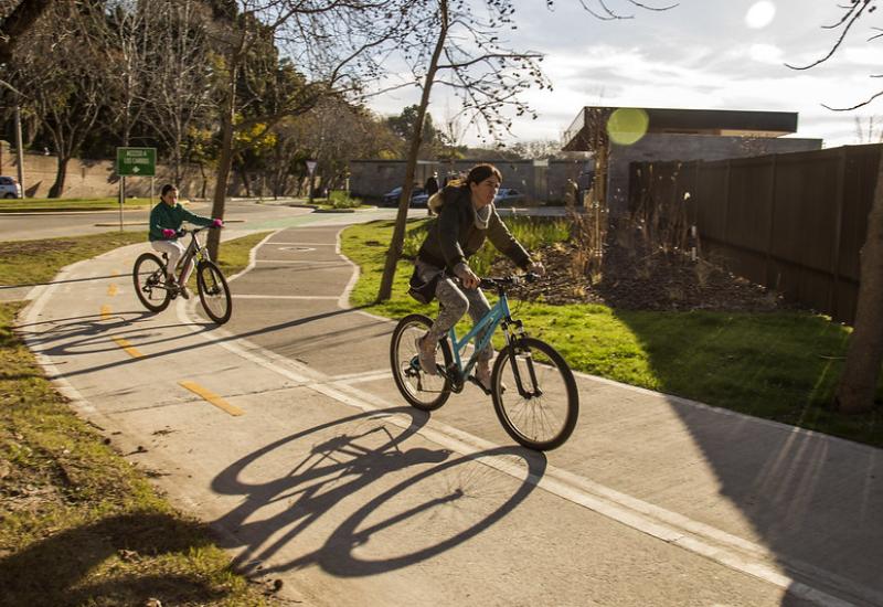 NUEVA PLAZA QUE FUNCIONA COMO RESERVORIO EN BECCAR