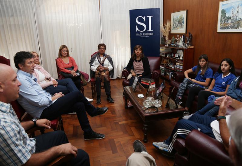 EL INTENDENTE RECIBIÓ A LAS NADADORAS