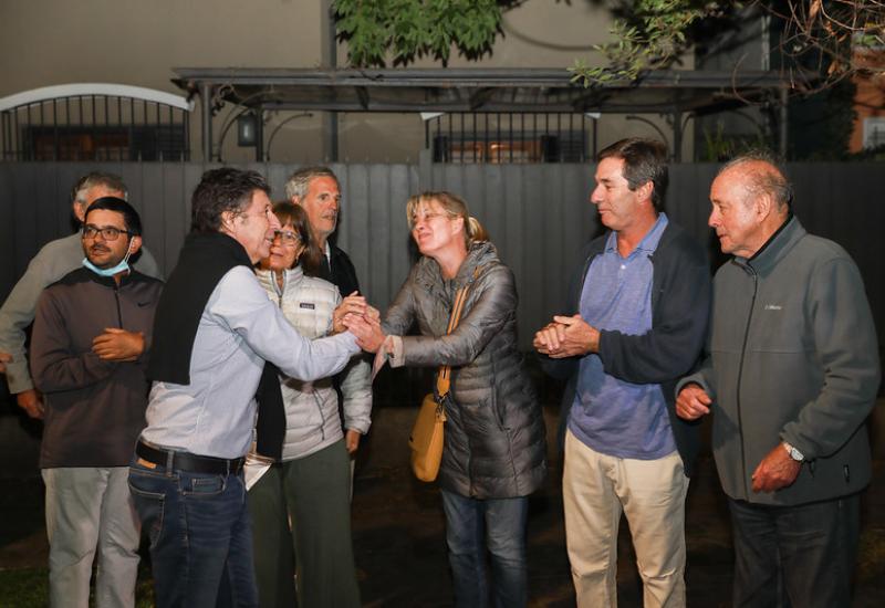 Colocacion de la última luminaria LED del distrito