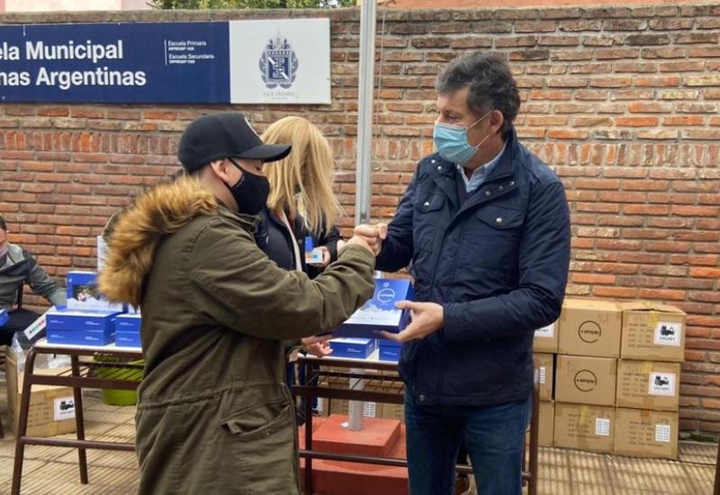 municipio de san isidro, tablet, tablets, educacion, escuela municipal, chicos, chicas, adolescentes, tecnologia, computadora, colegio, tarea