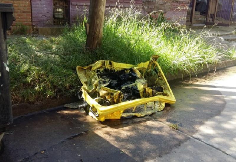 Vandalismo en San Isidro, Eco punto, romper, dañar, contenedor, amarillo, papel, medio ambiente, san isidro, vidrio, daño