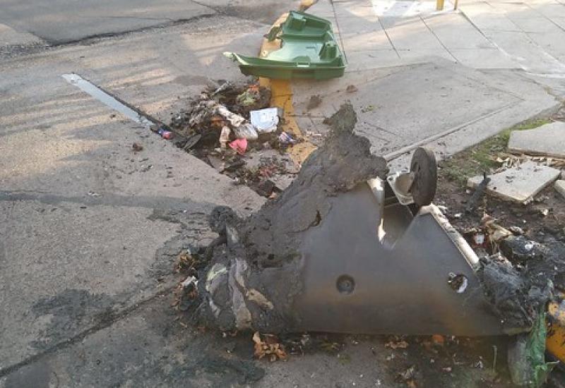 VANDALISMO EN CONTENEDORES VANDALISMO EN CONTENEDORES