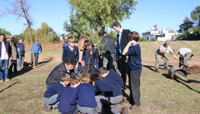 PLANTACIÓN ÁRBOLES EN EL PARQUE PÚBLICO DEL PUERTO DE SAN ISIDRO