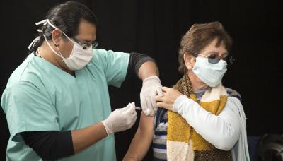 VACUNACIÓN ADULTOS MAYORES. BOULOGNE