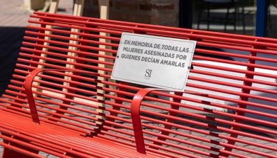 banco rojo en el tren de la costa