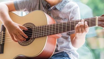 GUITARRA PARA NIÑOS TALLER SAN ISIDRO municipio de san isidro, curso, taller, online cultura, guitarra, niños, niñas