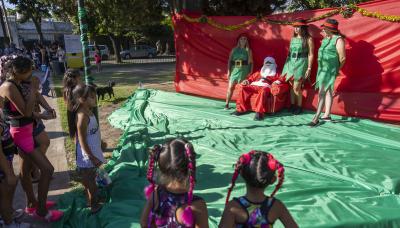 Entrega de juguetes en la Plaza Carlos Gardel en Beccar