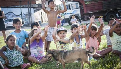 LOS CHICOS DEL BARRIO LA CAVA DISFRUTARON CON LA OBRA “VALOR EN VEREDA”