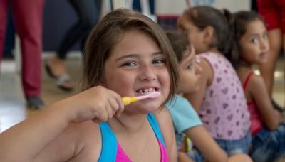 NIÑOS Y NIÑAS APRENDEN A TENER DIENTES SANOS 