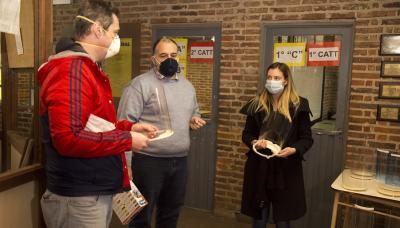 DOCENTES DONAN MÁSCARAS 