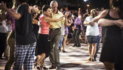 tango en la plaza 9 de julio de martinez