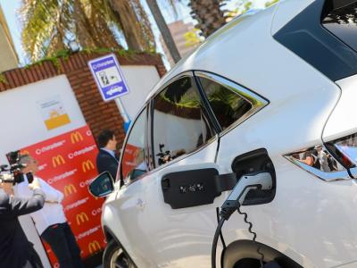 ESTACIÓN DE CARGA PARA AUTOMÓVILES ELÉCTRICOS ESTACIÓN DE CARGA PARA AUTOMÓVILES ELÉCTRICOS